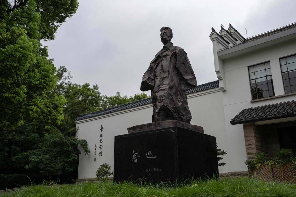 Luxun Statue in Luxun Park.jpg