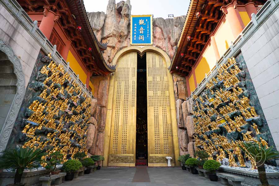 The pavilion of bodhisattva Avalokiteśvara - Donglin Temple.jpg