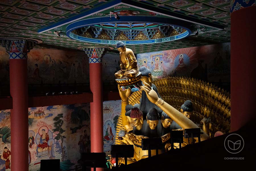 The statue of bodhisattva Avalokiteśvara (1) - Donglin Temple.jpg