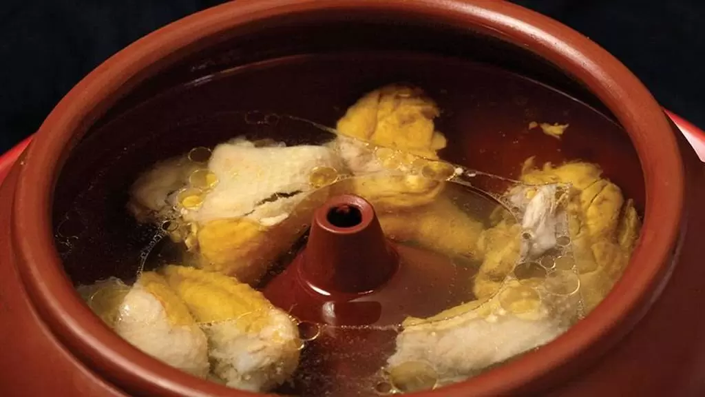 Yunnan steamed chicken in clay pot